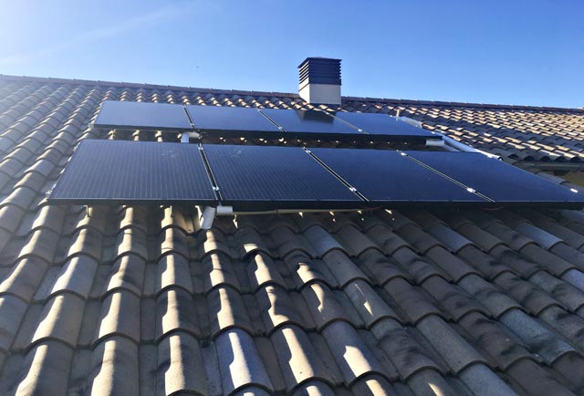 8 paneles solares térmicos y solares en tejado