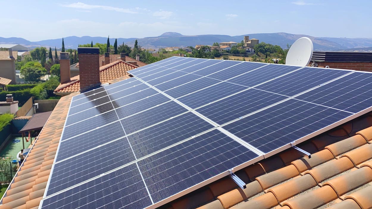 Detalle de paneles solares en tejado en Orcoyen