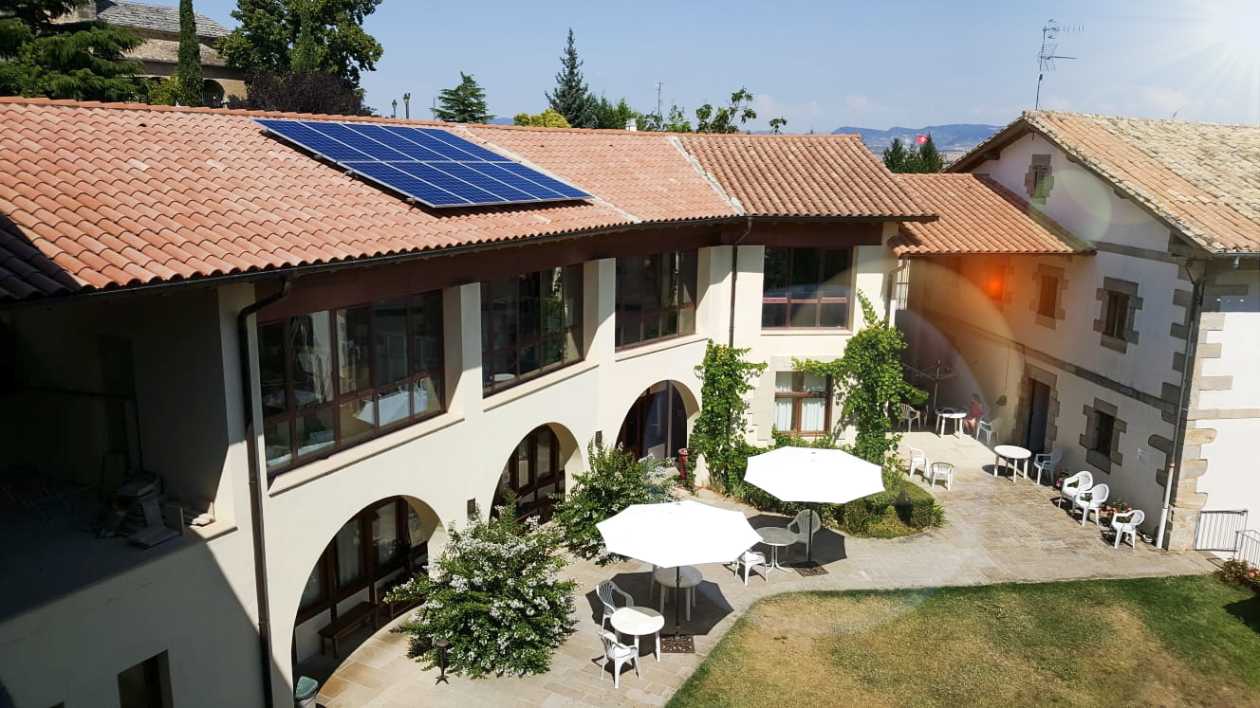 Paneles solares en tejado de albergue