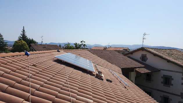 Paneles solares, vista lateral en tejado