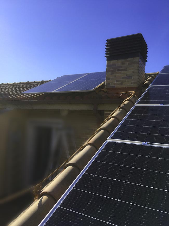 Paneles solares en tejado de vivienda